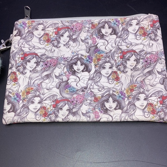 Holiday SALE 🎁 ⬇️Loungefly Princesses Sketch Wristlet - Picture 3 of 4